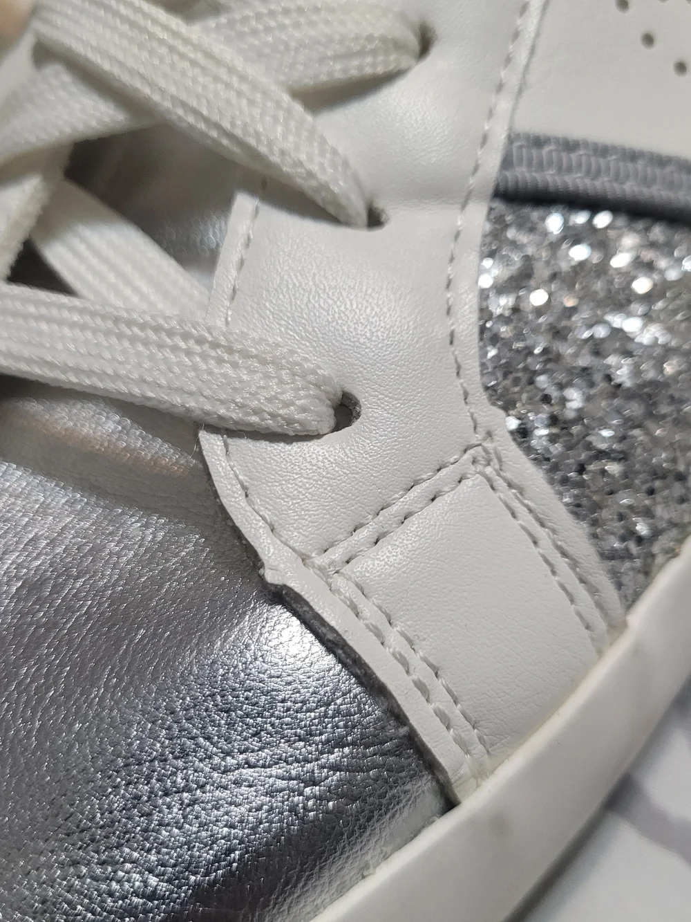 Women's White and Silver Glitter Low-Top Sneakers 9.5 - Picture 3 of 6